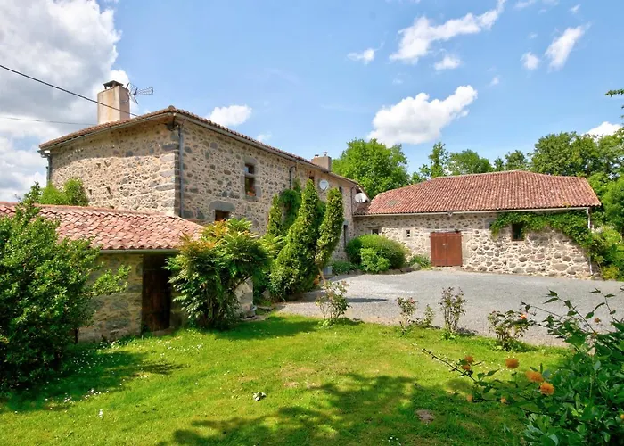 Des Chirons, 30mins Puy Du Fou *